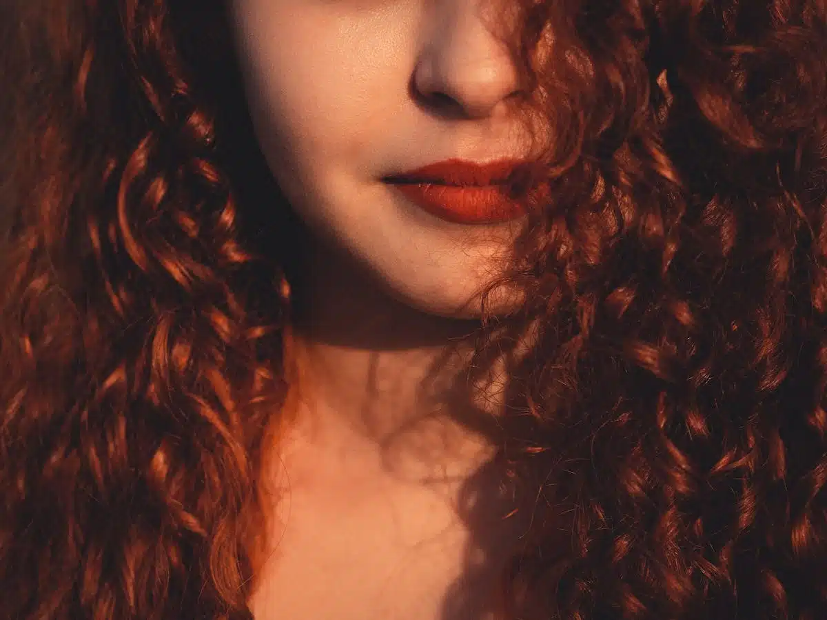 La génétique des cheveux roux et des yeux verts : une combinaison rare et fascinante