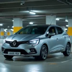 Voiture compacte grise équipée d'un antivol de volant garée dans un parking souterrain sécurisé en France