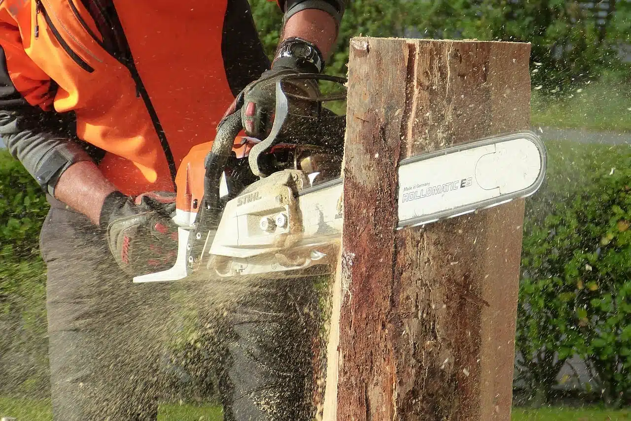 Couper du bois sans effort : le choix de la tronçonneuse